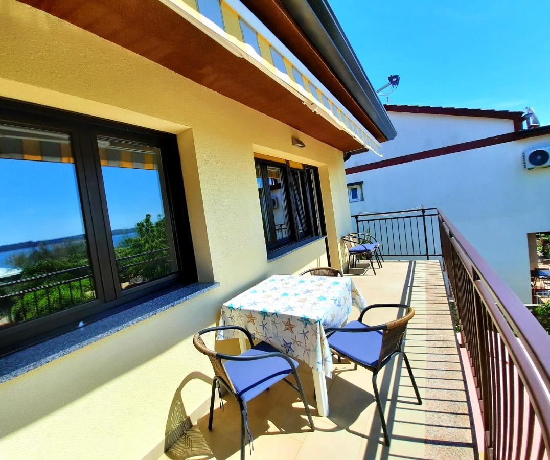 Holiday Erna - Apartments Cherry & Blue Novigrad Istria المظهر الخارجي الصورة